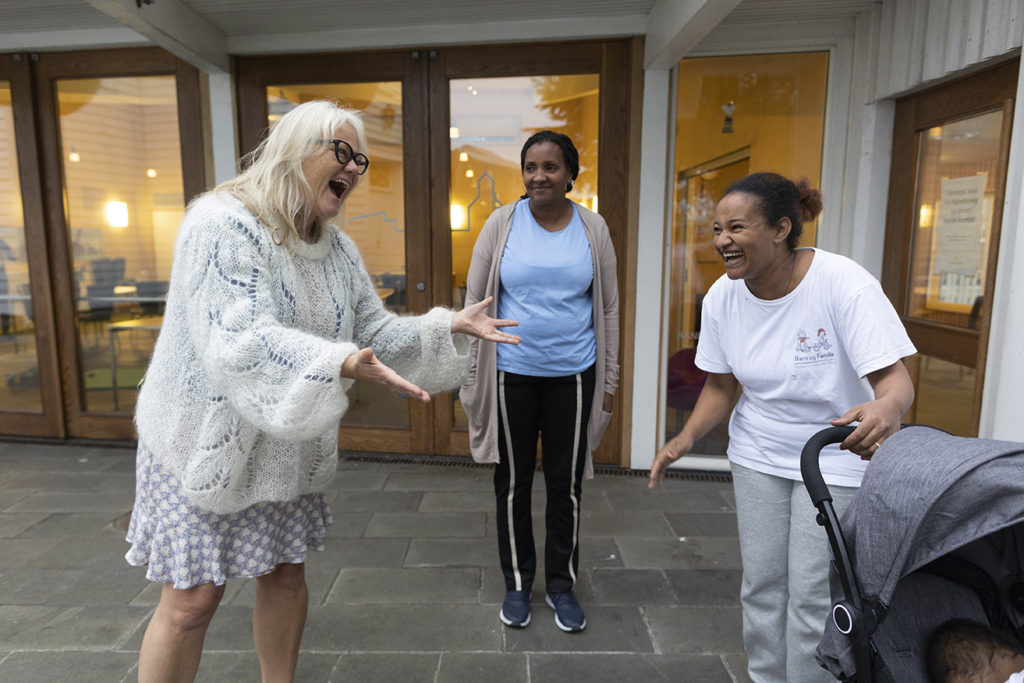 Mandagskveldene i Randaberg kirke tilbyr elleve pensjonister, med diakon Liv Helen Austbø (t.v.) i spissen, leksehjelp for innvandrere. Her slår Liv Helen, Meaza Kidane (midten) og Winta Okbay (t.h.) av en prat på utsiden etter leksehjelpen.
