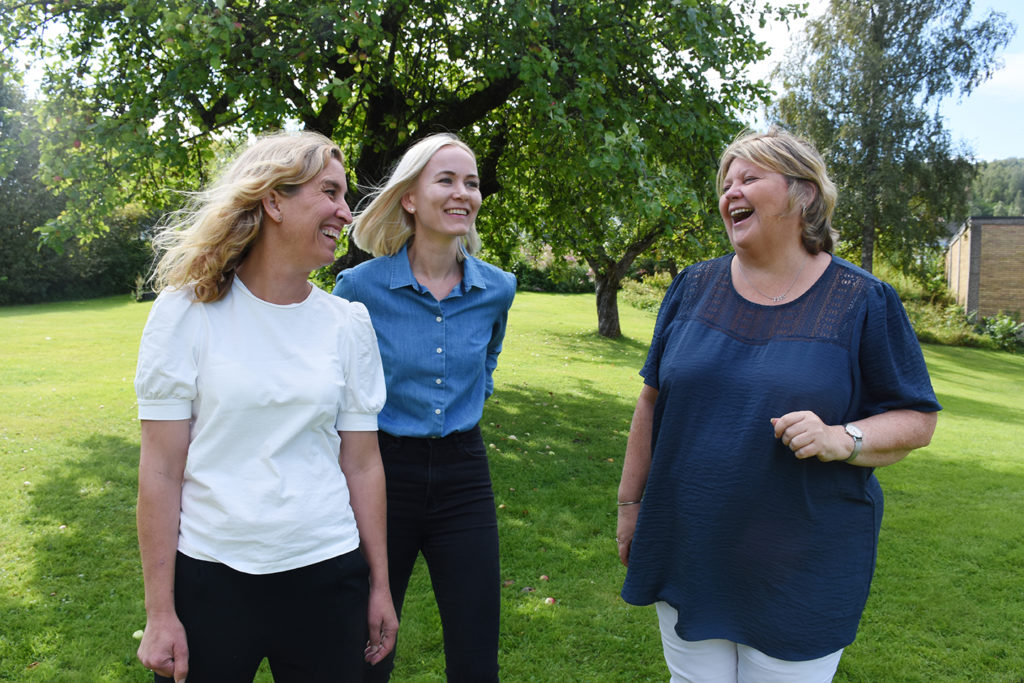 Lærer Aimi (t.v.), miljøarbeider og studentprest Anne Kristine og rektor Hege håper de kan skape nysgjerrighet på kristen tro og legge til rette for naturlige samtaler om det.